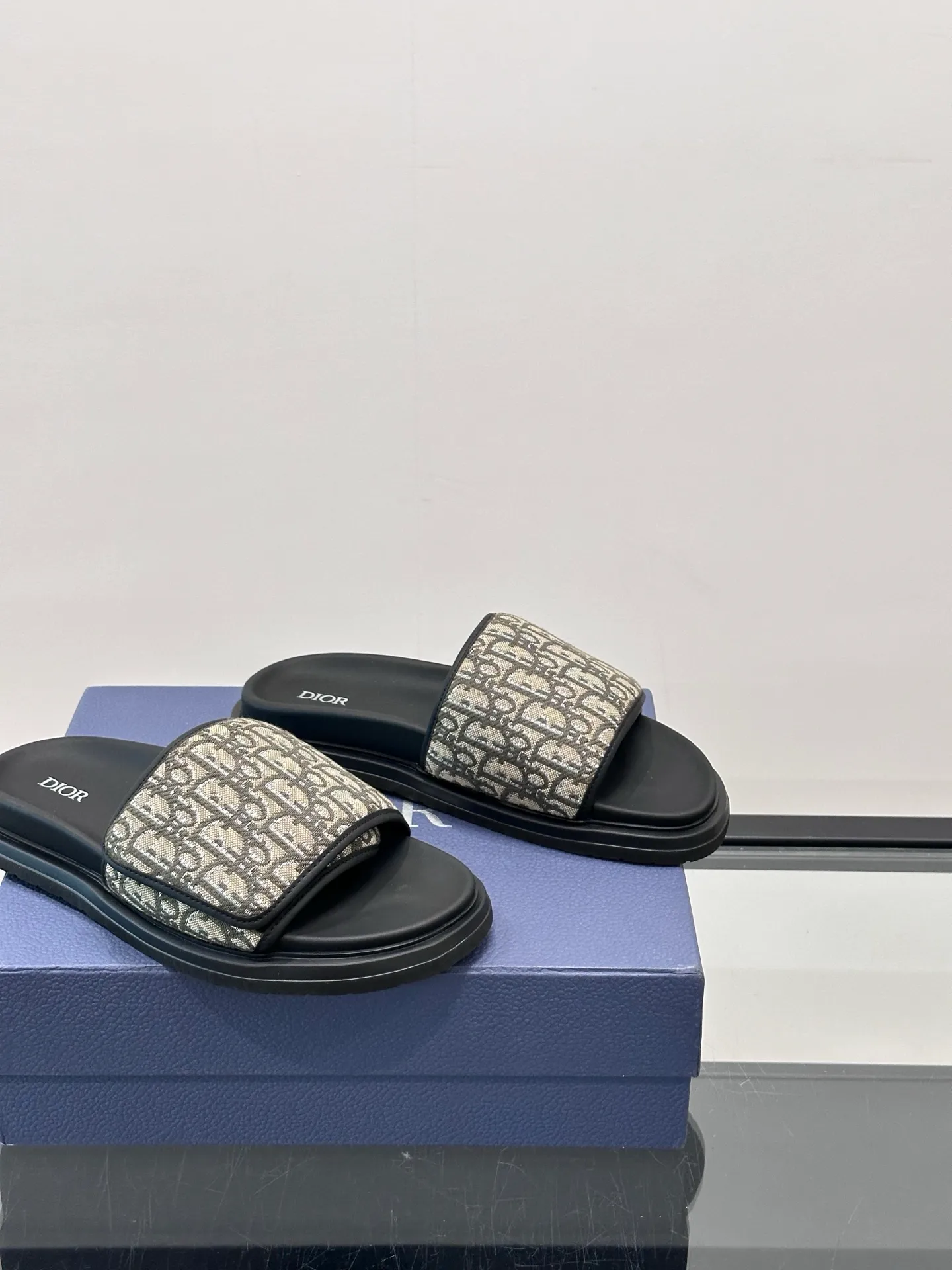 Factory price: 280💰𝐂𝐡𝐫𝐢𝐬𝐭𝐢𝐚𝐧 𝐃𝐢𝐨𝐫 Dior's latest popular sandals, classic upgraded Velcro sandals, original replicas, super durable and versatile, very comfortable on the feet, slimming and white, original cowhide leather upper, sheepskin lining Original d hardware buckle Original molded T men's shoes 💰U outsole Size: 38-44 (.45.46 customized)